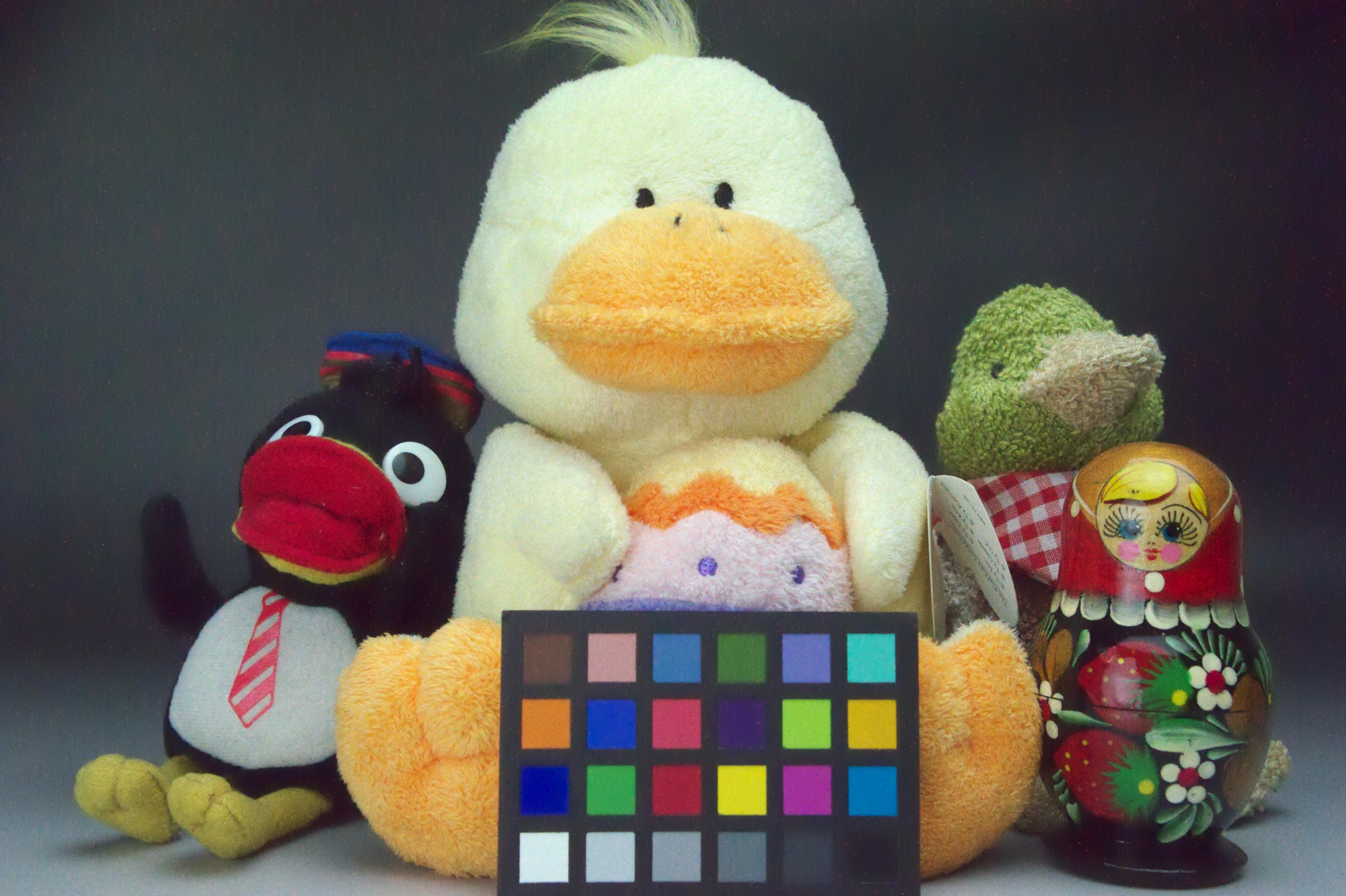 <b>SILKYPIX Depeloper Studio Proで現像したRAW画像。左がISO6400、右がISO12800。ノイズ低減関連以外はすべてデフォルトのまま。書き出し時にアンシャープマスクを適用している。あまり設定を追い込まずに最大のノイズ低減をかけているが、比較的うまく処理されている</b>