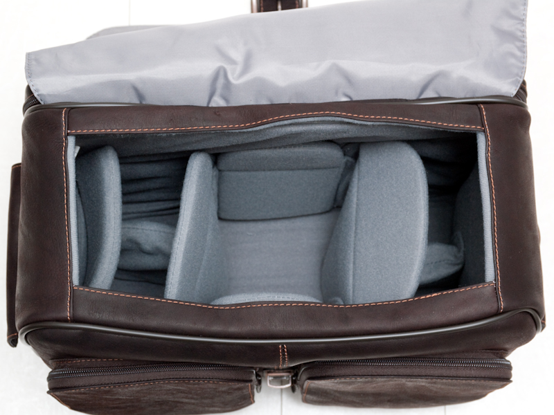 <strong>機材収納部。開口部は四角く縫製されている</strong>