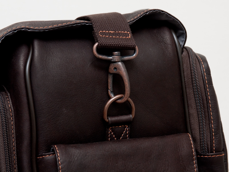 <strong>ストラップ取付け部は金属製</strong>