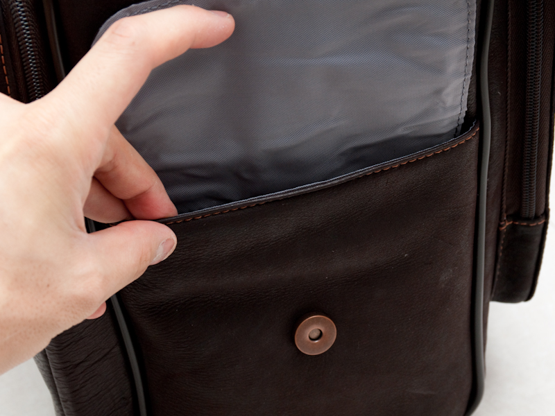 <strong>記録メディアやレンズキャップなど、あまり厚みのないものを入れるのに適する</strong>