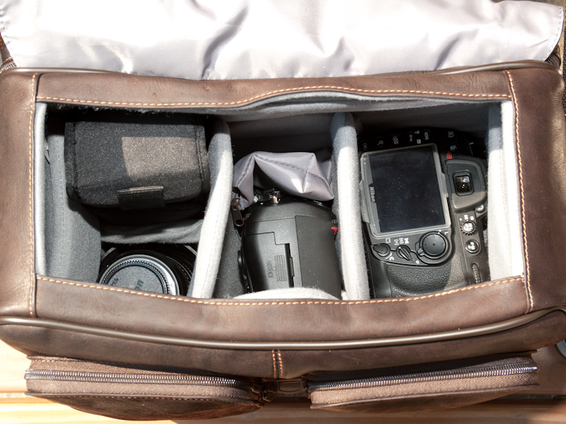 <strong>機材収納例。D700、D300、AF-S NIKKOR 24-70mm F2.8 G ED、AF 18-270mm F3.5-6.3 Di II VC LD Aspherical (IF) Macro、SB-900が収納できた</strong>