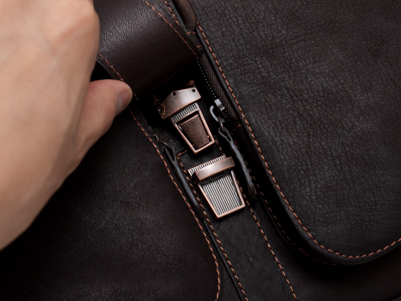 <strong>フラップは金具で留めている</strong>