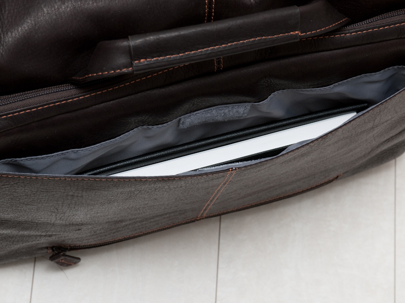 <strong>背面ポケットにはハードカバーの書籍が入る</strong>