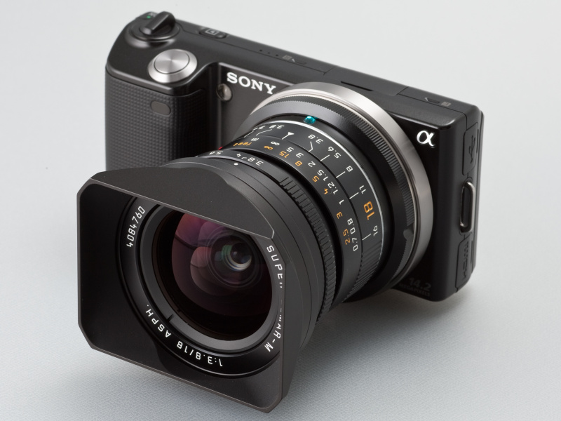 <b>ボディからレンズにかけて連なりが美しい。無駄のないシェイプが三晃精機製アダプターの特徴だ</b>