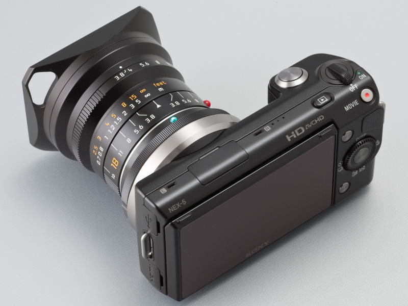 <b>NEX-5はAPS-Cサイズの撮像素子を搭載するため、このレンズは35mm判換算27mm相当になる</b>