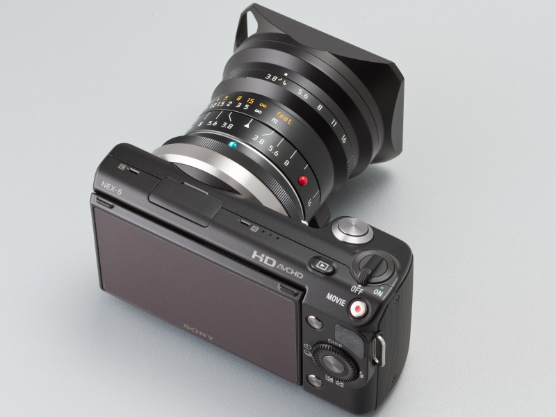 <b>コンパクトなボディなので、レンジファインダー機の小さなレンズがバランスよく収まる</b>