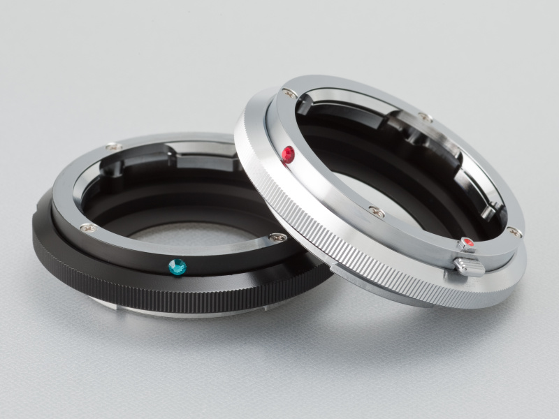 <b>Eマウント用ライカMアダプターは、黒と銀の2色展開。ラインストーンは4色から選択できる。黒（左）が1万6,000円、銀（右）が1万5,000円</b>