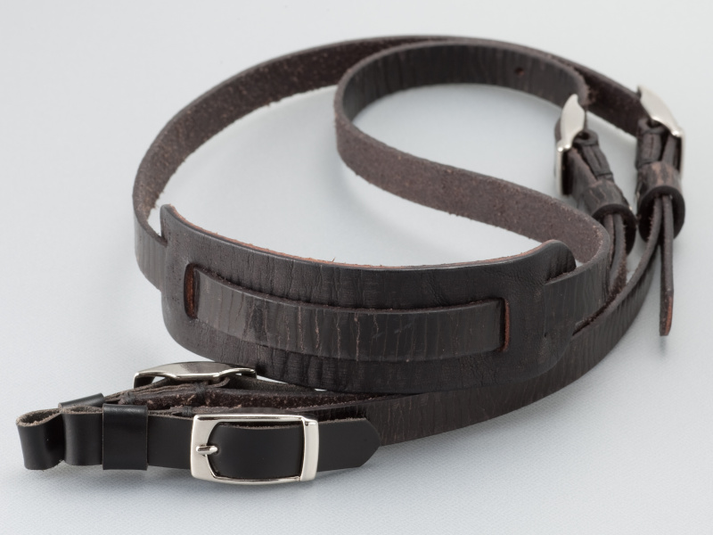 <b>ヴァイヒィェ・ブリーゼのアンティークブラックは、ビンテージテイストの風合いが特徴だ</b>