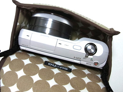 <b>E 16mm F2.8を装着したNEX-3の収納例</b>