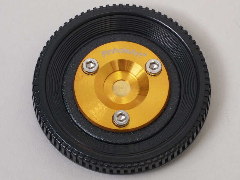 <b>ニコン用の外観。分厚い金属板が目をひく</b>