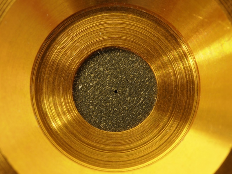 <b>中央の穴が肝心要のピンホール</b>