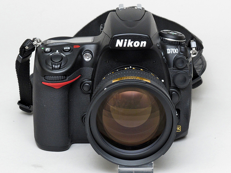 <b>D700に装着したところ（以下同）</b>