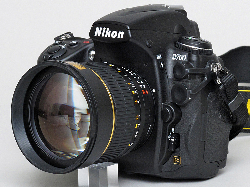 <b>D700に装着したところ（以下同）</b>