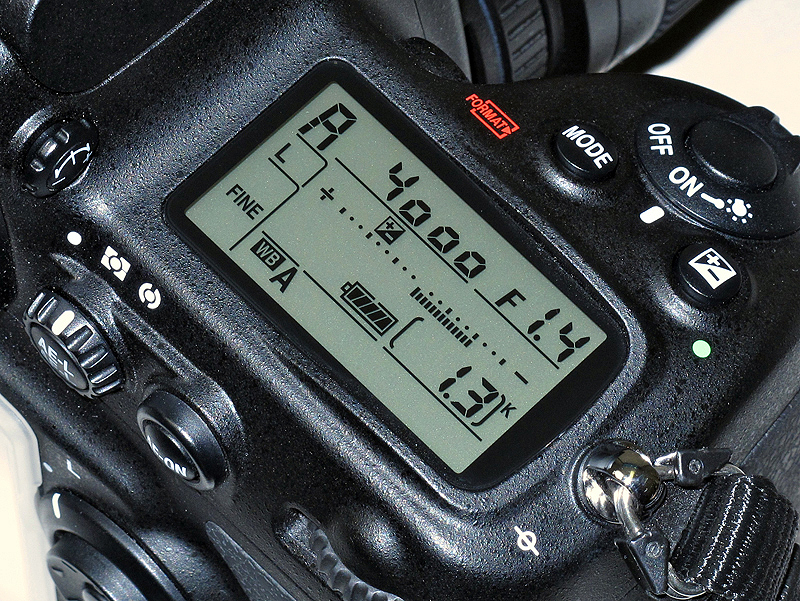 <b>D700などの場合、焦点距離と開放絞り値をセットできるので表示パネルにも絞り値が出る</b>