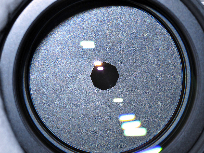 <b>F8の絞り（左）あたりまでは問題ないが、最小のF16にすると開口がいびつな形になる。もっともそこまで絞ることはさほど無いと思うので、大きなウィークポイントではないだろう</b>