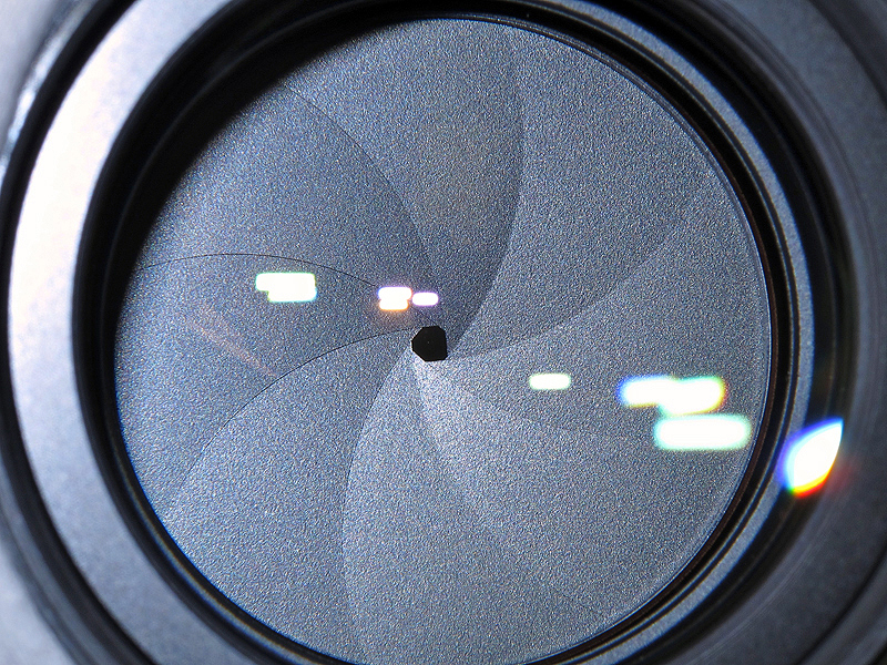 <b>F8の絞り（左）あたりまでは問題ないが、最小のF16にすると開口がいびつな形になる。もっともそこまで絞ることはさほど無いと思うので、大きなウィークポイントではないだろう</b>