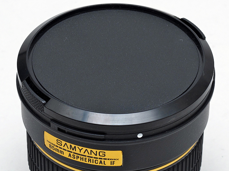 <b>付属のキャップはご覧のタイプ。フードを付けた状態での取外しは難しい</b>