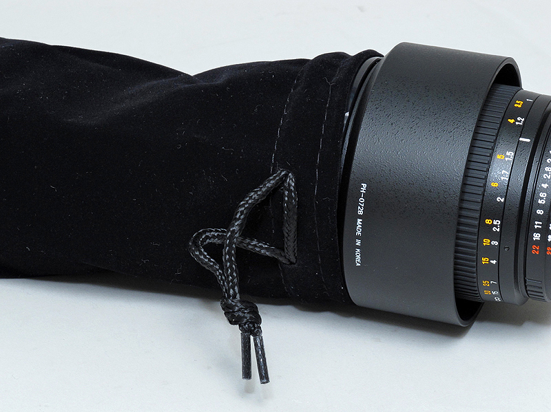 <b>なんと、フードを逆付けした状態では入らない……。もう少しポーチを大きく作ってくれればよかった</b>