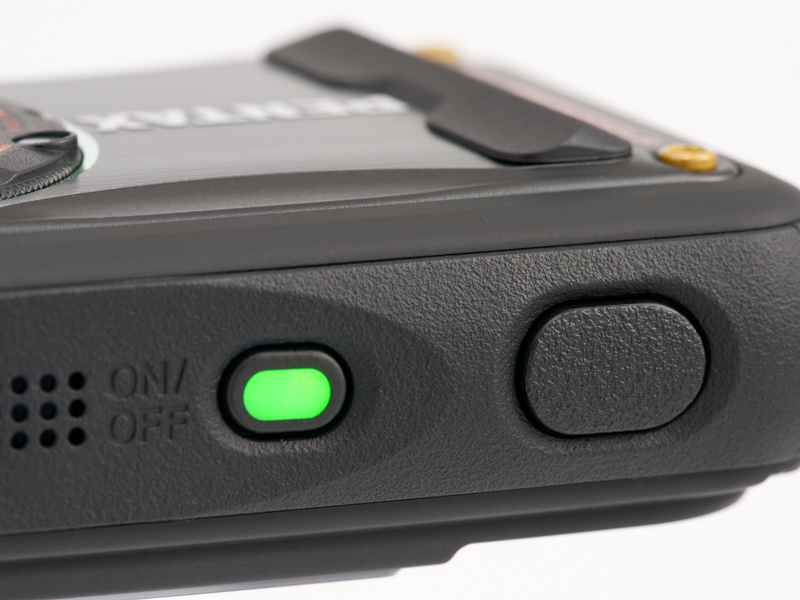 <b>電源ボタンにはLEDが内蔵されていて、撮影可能な状態かどうかがひと目でわかるようになっている。シャッターボタンは軽くて押しやすい</b>