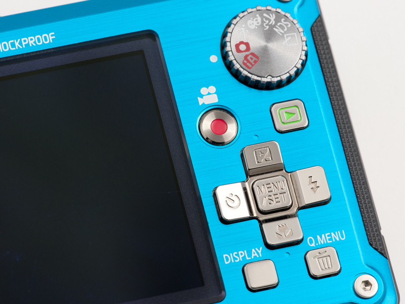 <b>背面のボタン類は少し硬くてはっきりしたクリック感がある。また、少し滑りやすいような気もするが、押しづらいとは感じない</b>