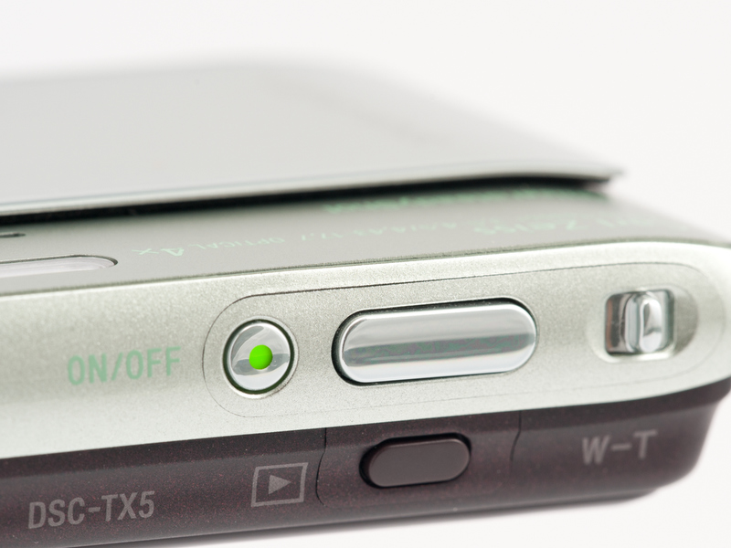 <b>シャッターボタンの押し心地は軽くていい感じ。ズームレバーは小さいが、見た目よりも操作性はいい</b>