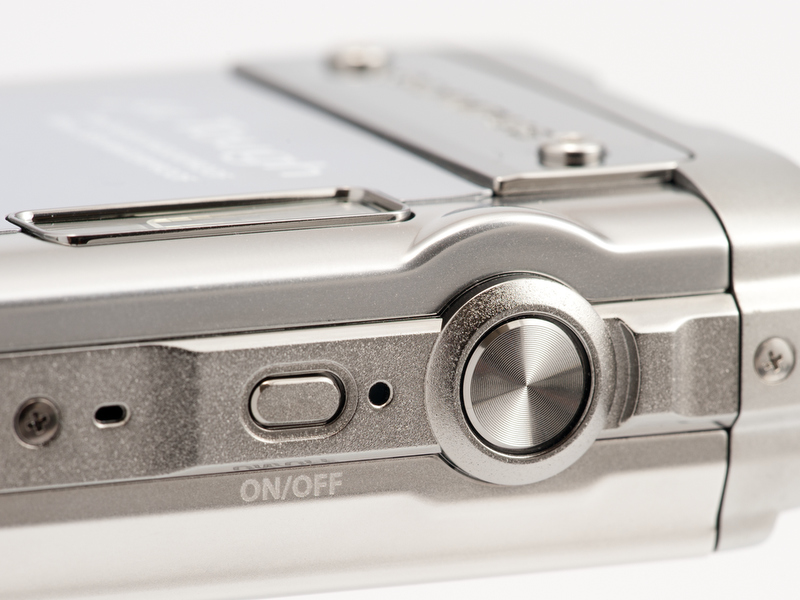 <b>シャッターボタンは少し重め。気になるほどではないが。電源ボタンに連動してレンズカバーが開閉する。実は防水タイプではめずらしい</b>