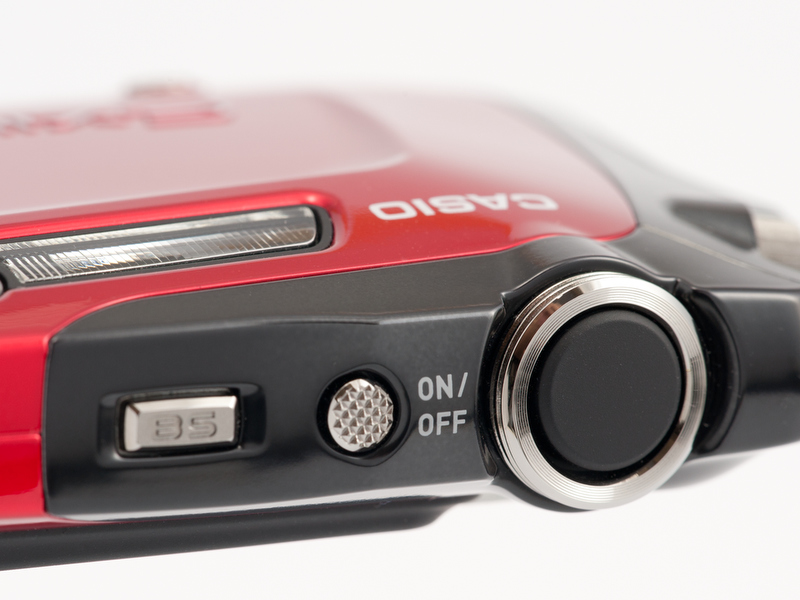 <b>軽い感触のシャッターボタンはゴムでカバーされた滑り止め仕様。電源ボタンにも滑り止めの刻み目がある</b>