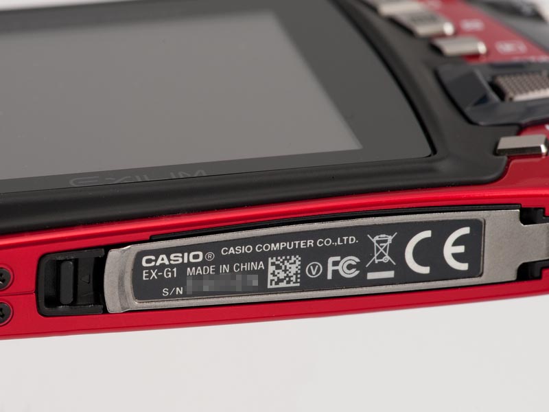 <b>いちばん気になったのがここ。バッテリー室のカバーはパッキンが内部にはまり込む構造のためにとても開けづらい</b>