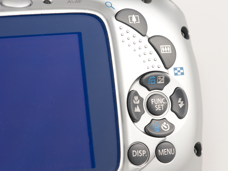 <b>ズームボタンなども大きめだが、十字キーは小さめ。しかも、中央に向かってくぼんだ形状なので押しやすいとはいえない</b>