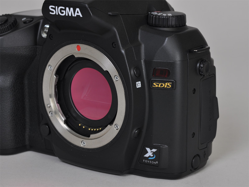 <b>X3ダイレクトイメージセンサーを搭載。本体ロゴにはFoveonの文字も</b>