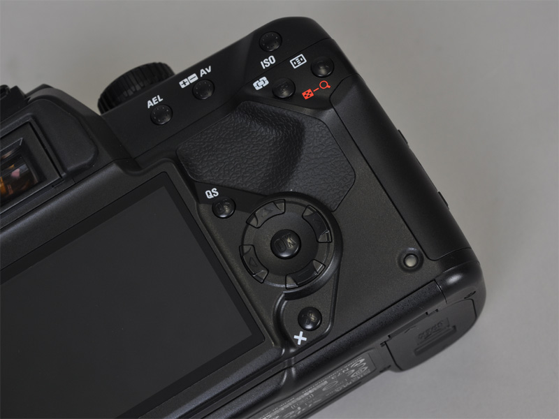 <b>背面右手側の操作部。上下左右キーの左上にQSボタンを配置</b>