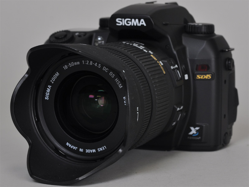 <b>装着レンズはスターティングキットの18-50mm F2.8-4.5 DC OS HSM</b>