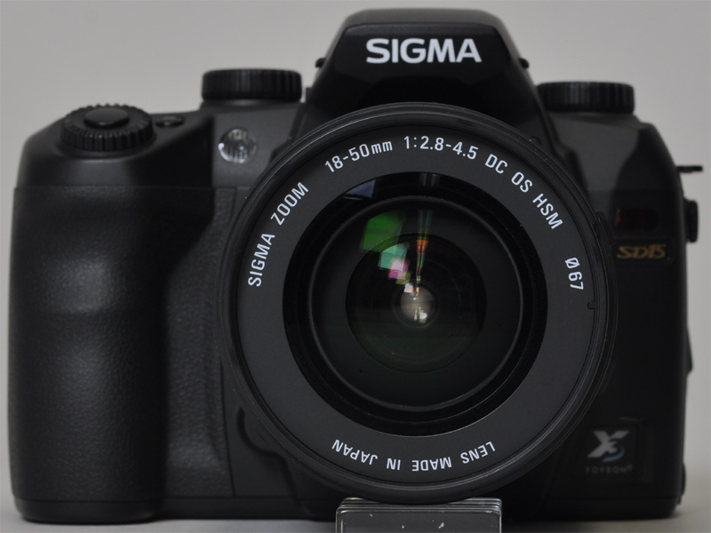 <b>装着レンズはスターティングキットの18-50mm F2.8-4.5 DC OS HSM</b>