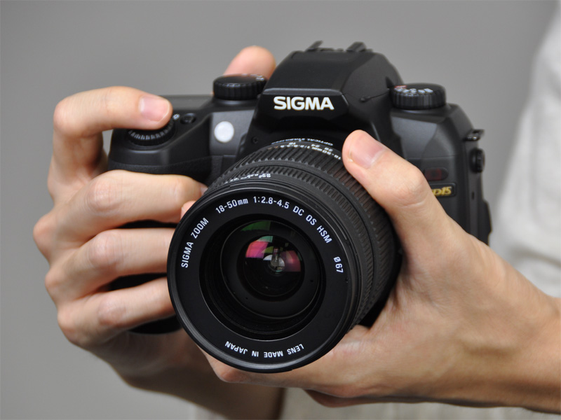 <b>SD15スターティングキットに含まれる18-50mm F2.8-4.5 DC OS HSMを装着</b>