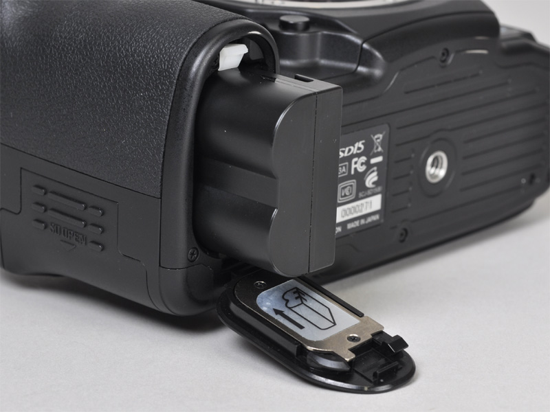 <b>電池室。バッテリーとチャージャーはSD14と共通</b>