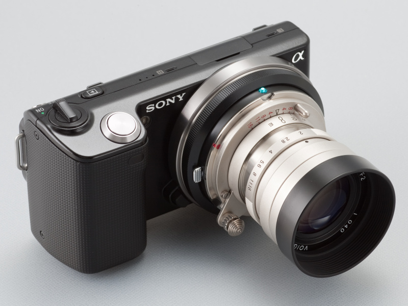 <b>ボディとレンズ、ともにシェイプされたものを組み合わせ、アウトラインに共通点を作る</b>