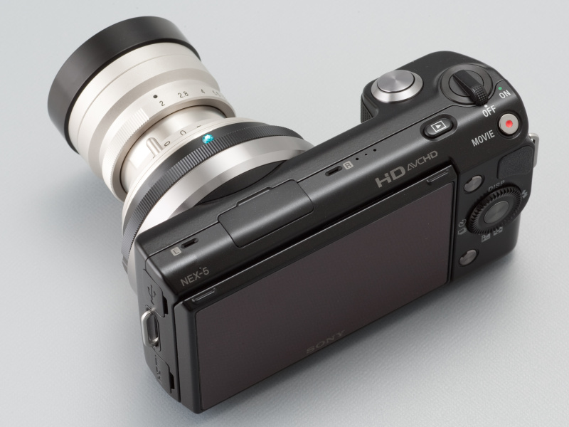 <b>レンズ鏡胴はニッケルメッキだ。ブラックの純正フードに合わせ、アダプターも黒を選択した</b>