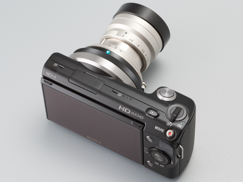 <b>コンパクトボディのNEX-5は、このくらいスマートなレンズがバランスよく収まる</b>