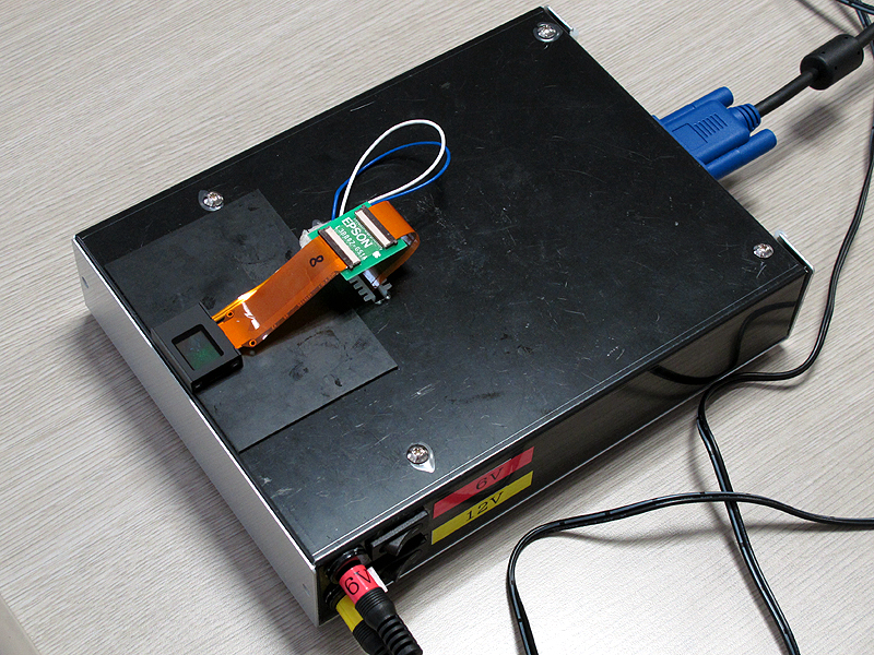 <b>開発中のXGA（1,024×RGB×768ドット）タイプ。0.6型で約236万画素とあって、かなり高精細な映像を見ることができる</b>