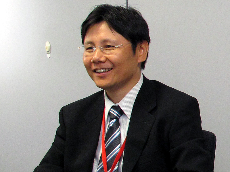 <b>セイコーエプソンTFT事業部の川田浩孝主事。「低消費電力の実現など、液晶パネルに合わせたドライブICが提供できる強みもあります」</b>