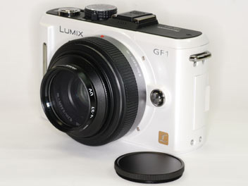 <b>フィルターをフードの先端に装着</b>