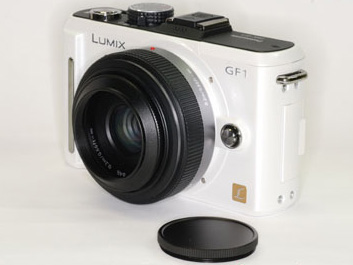 <b>フィルターをフードの内側に装着</b>