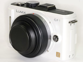 <b>フードにキャップを装着</b>