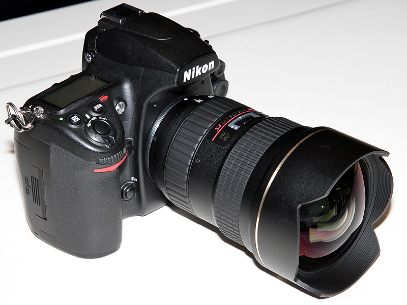 <b>トキナーがCP+2010のケンコーブースに出品していたAT-X 16-28mm PRO FX。ニコンD700に装着している</b>