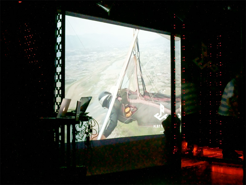 <b>スクリーンでは映像作家による作品などを上映</b>