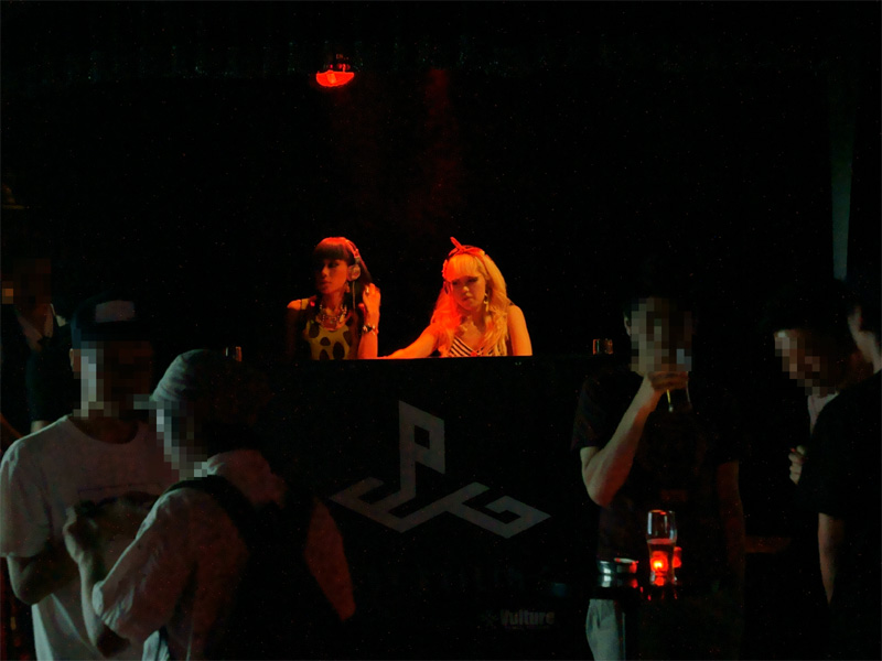 <b>MADEMOISELLE YULIAさん（左）、PELIさん（右）</b>