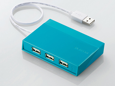 <b>本体背面に3ポートのUSBハブを備える</b>