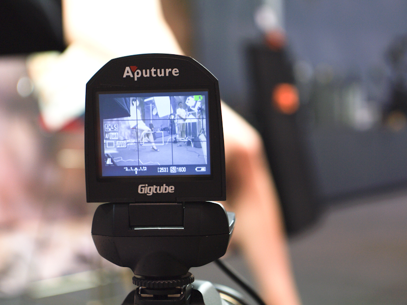 <b>ホットシューに取り付けられる</b>