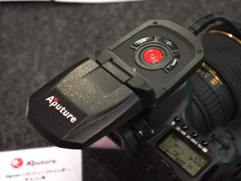 <b>液晶モニターは可動式。アングルにとらわれず構図を決められる</b>