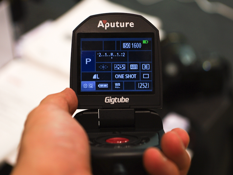 <b>必要に応じて画面を180度回転できる</b>